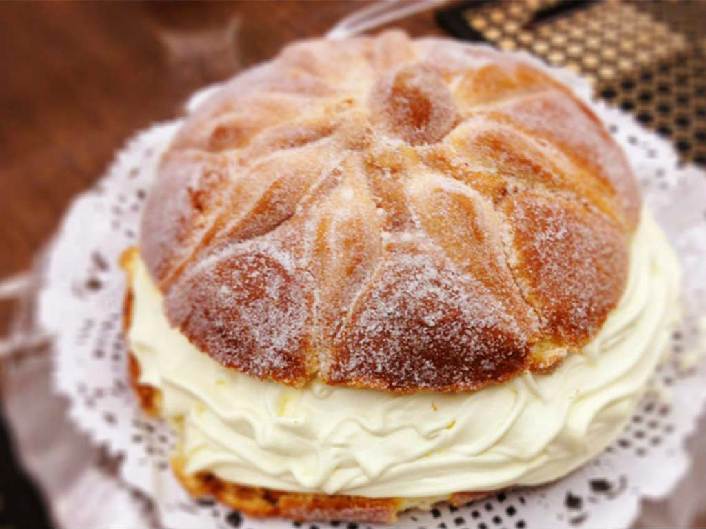 Pan de Muerto con helado relleno