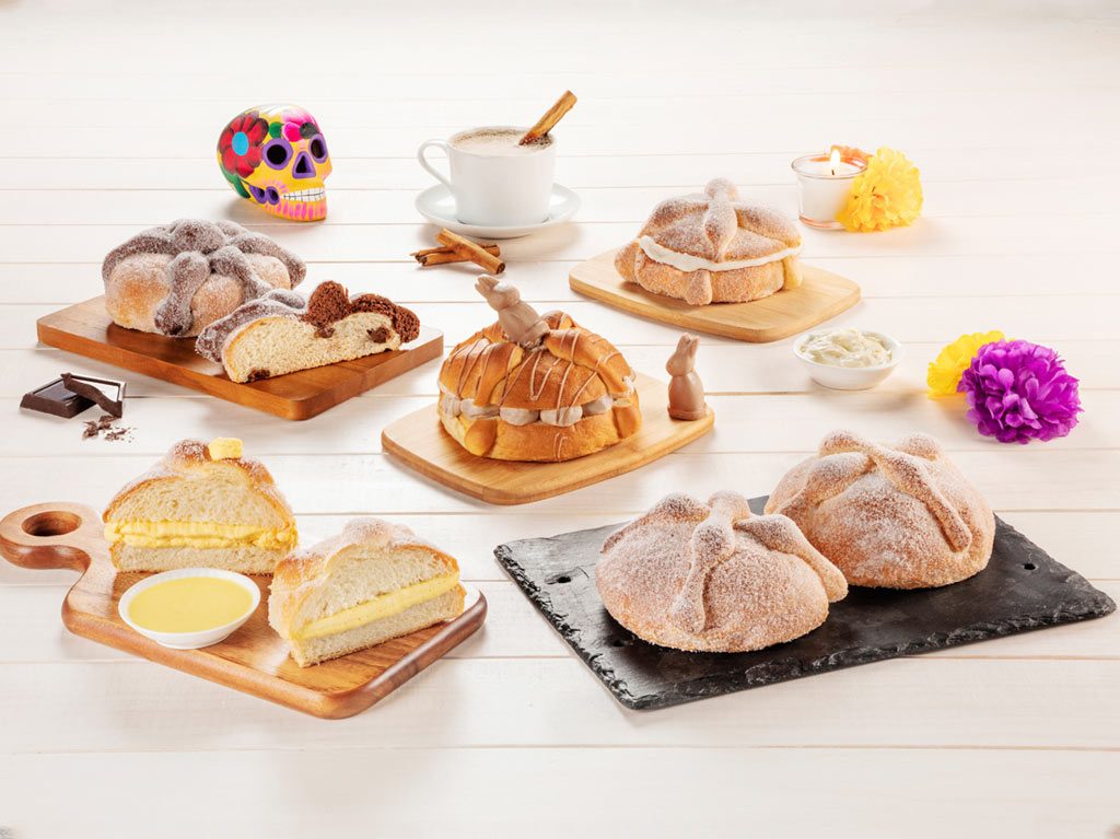 Pan de muerto relleno con chocolate caliente