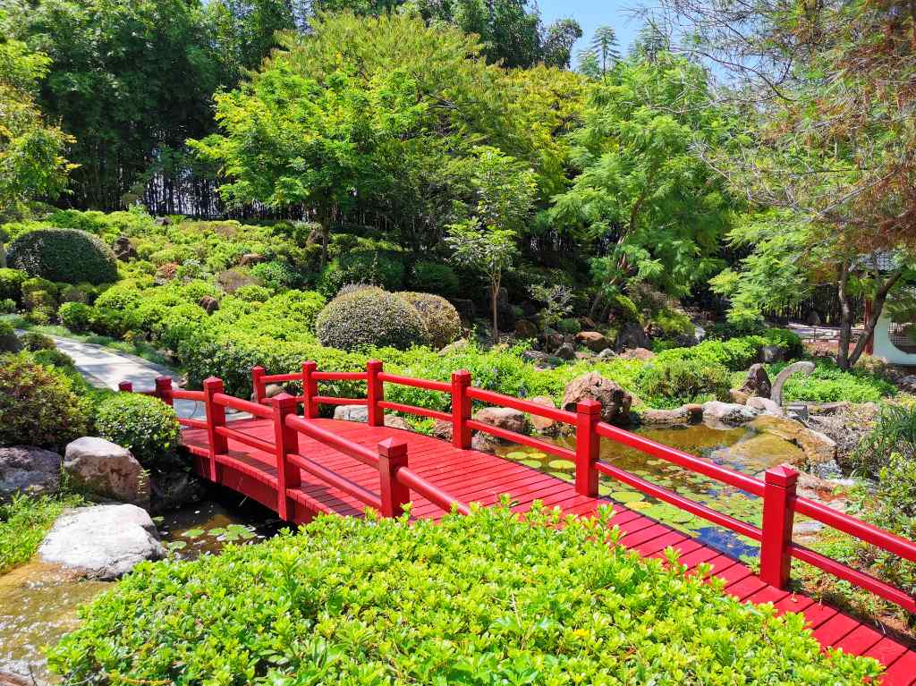puente-rojo-dentro-del-jardin-japones