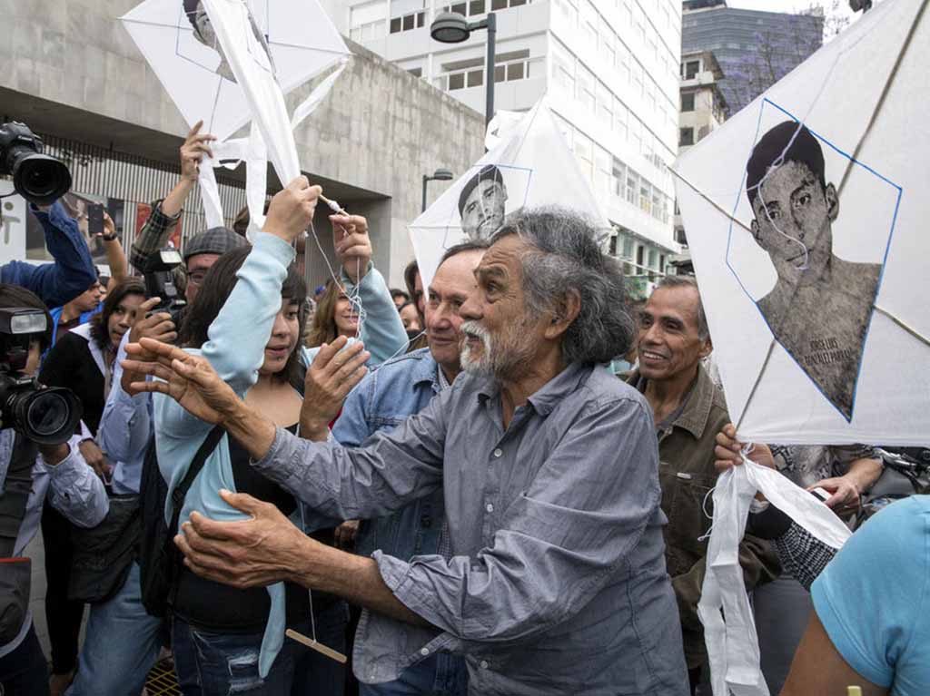 Francisco Toledo papalotes por Ayotzinapa