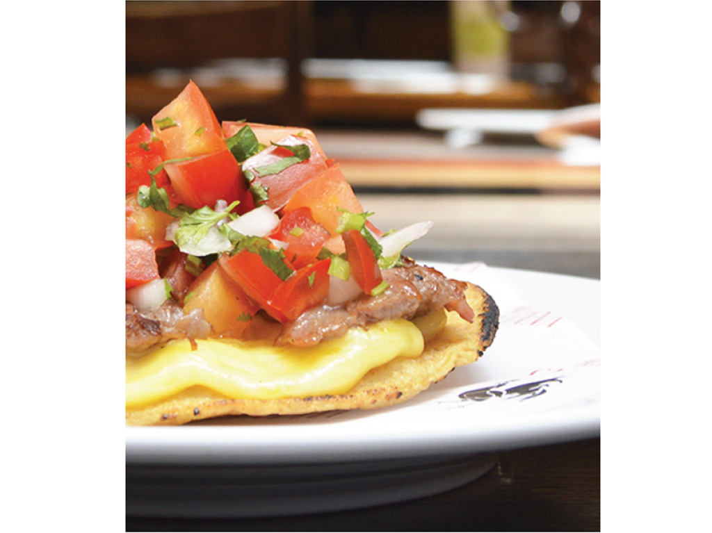 Tostada de ceviche en Botanero Santana del Mar