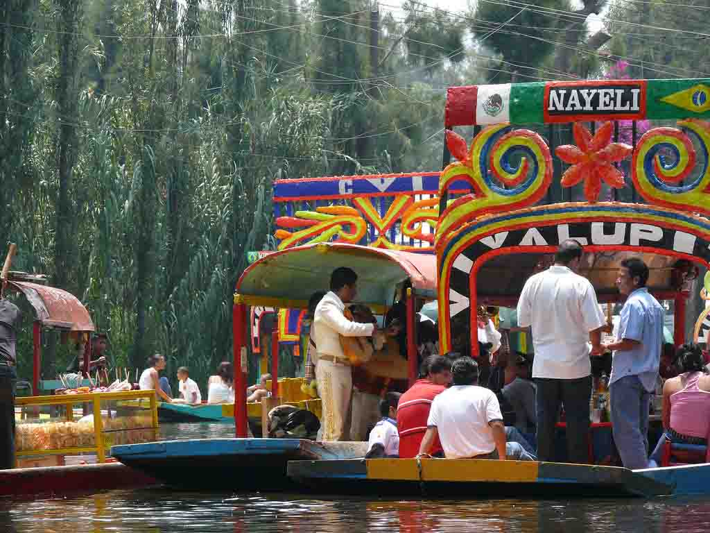 Fiesta en trajineras de Xochimilco