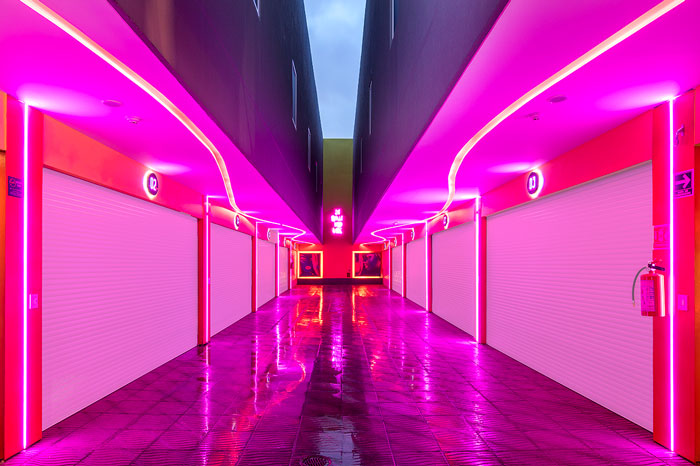 Le-Reve-el-hotel-color-neon-que-te-hara-pasar-momentos-electrizantes