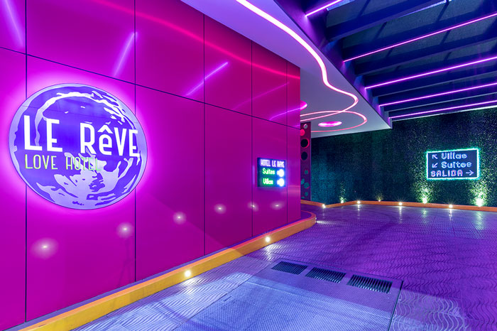 Le Rêve: el hotel color neón que te hará pasar momentos electrizantes