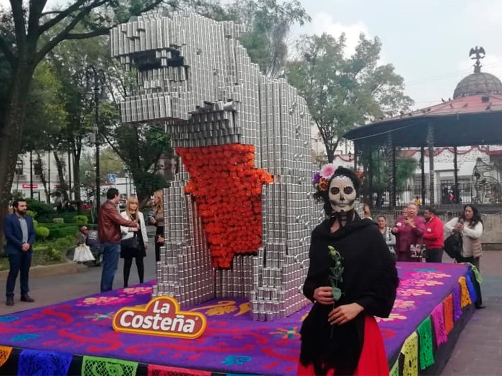 Ofrenda elaborada con latas de La Costeña