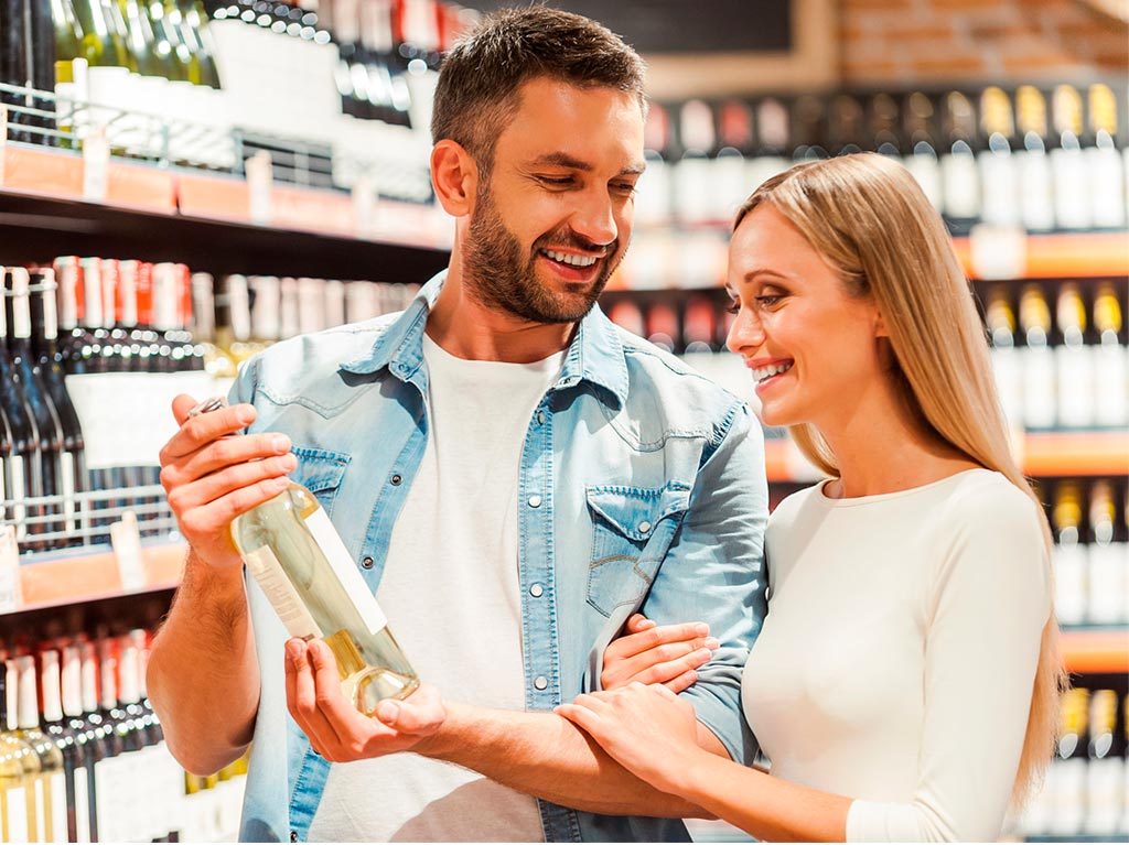 Amigos comprando vinos para una reunión importante