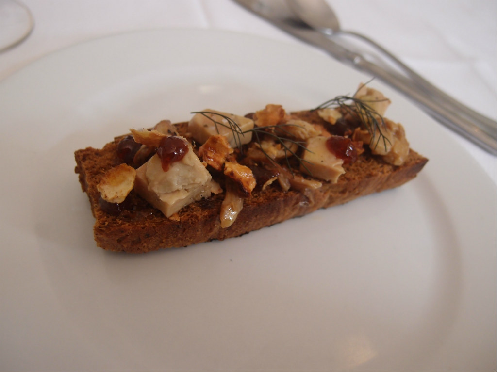 Cena comunal Casa Virginia: tosta de foie gras