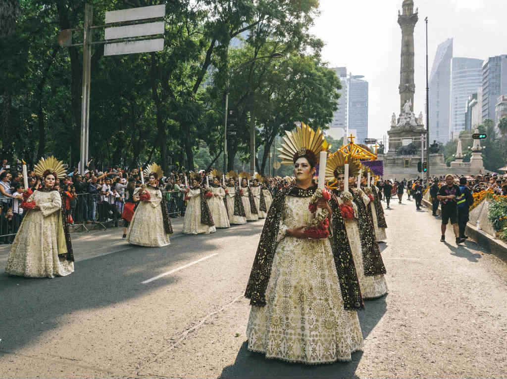 Desfiles de Día de Muertos en CDMX catrinas en Reforma