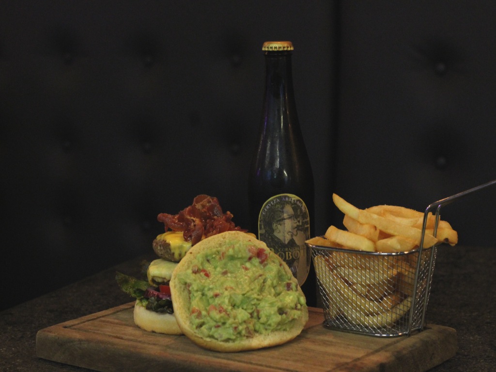 hamburguesa-con-guacamole-y-papas
