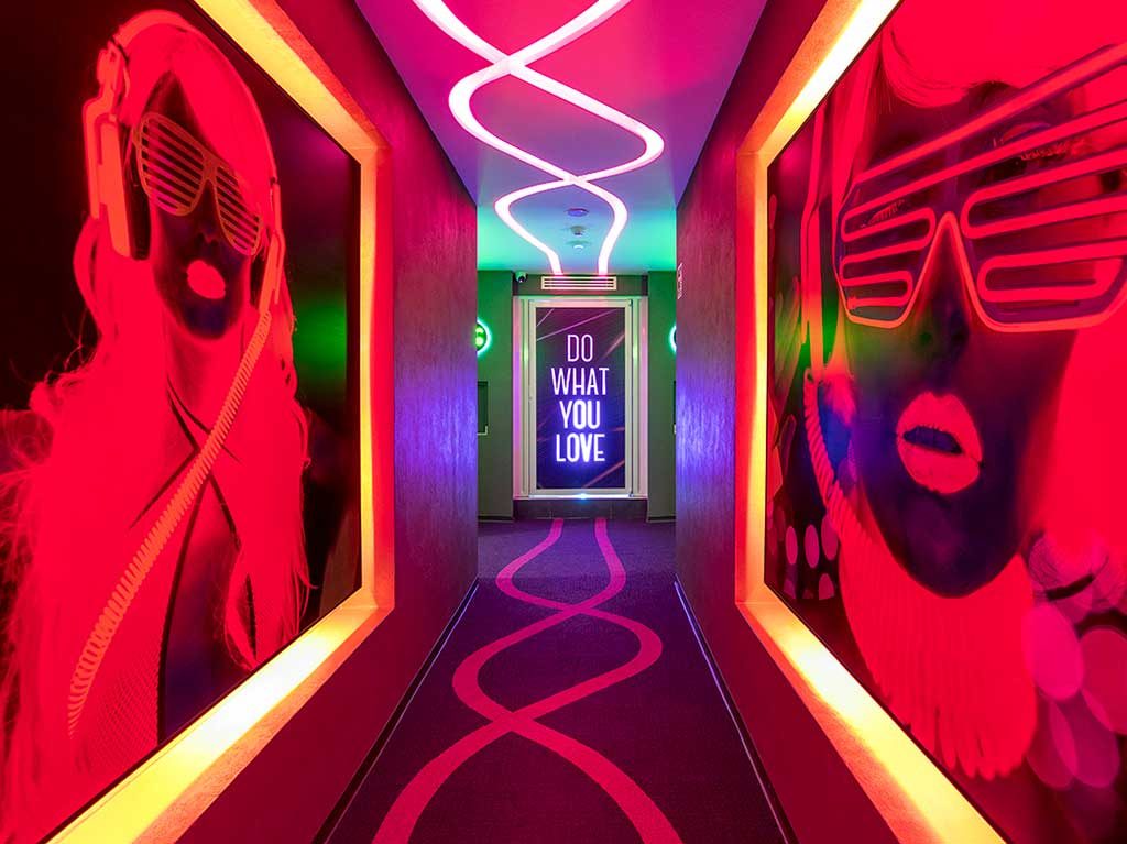 Le Rêve: el hotel color neón que te hará pasar momentos electrizantes