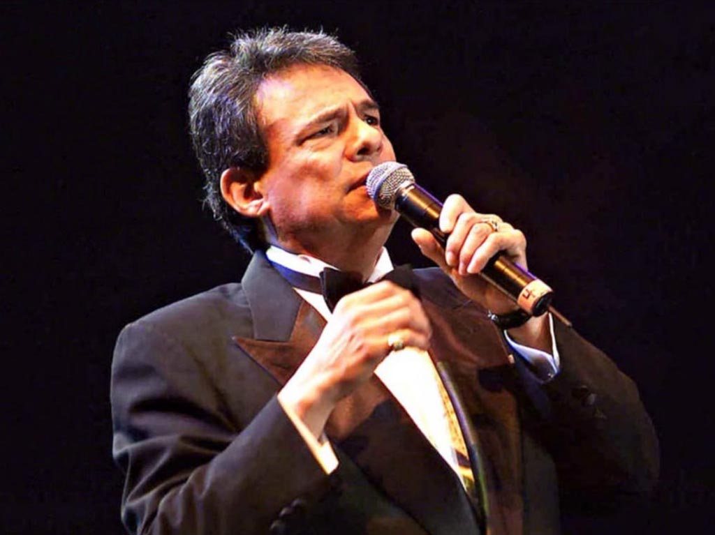 Homenaje a José José en el Zócalo
