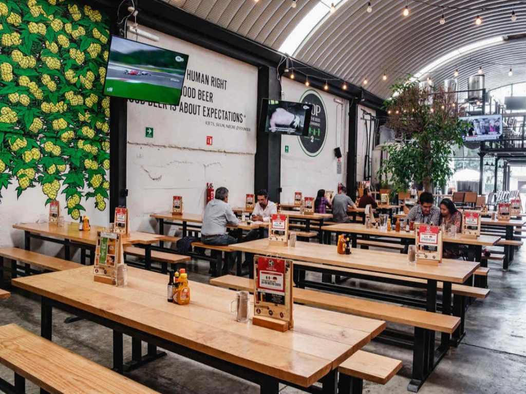 hop-the-beer-experience-interior-mesas