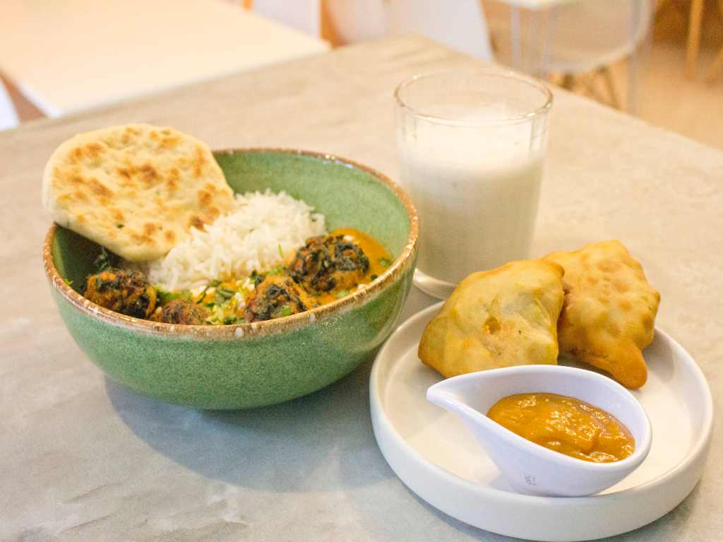 naan curry y empanadas