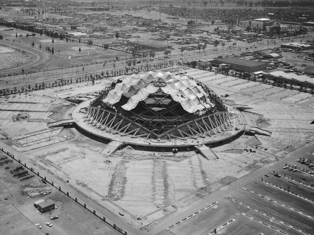 Construcción del Palacio de los Deportes en Exposición Ingeniería & Arquitectura. 70 años a través del arte