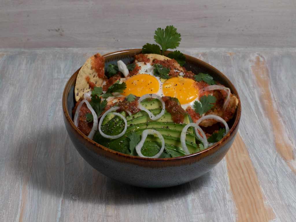 palta chilaquiles con huevo