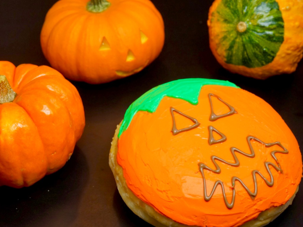 Postres para Halloween y Día de Muertos: Scarry Pumpkin Donut de Oh! Donas