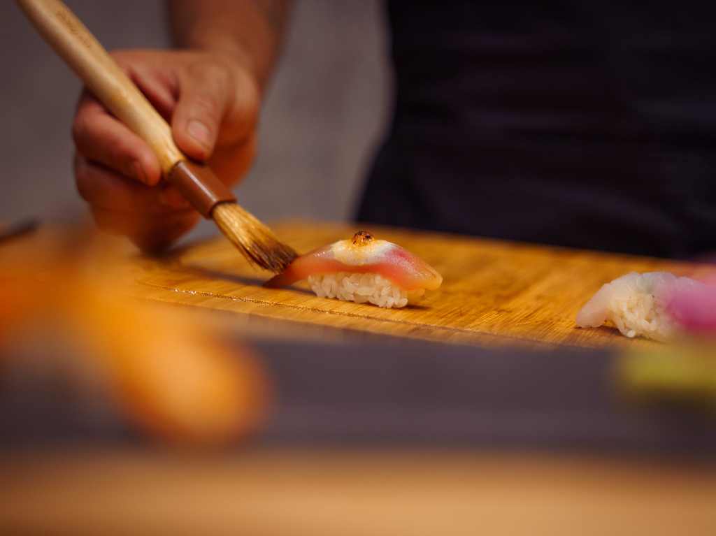 sake sushi bar nigiri preparación