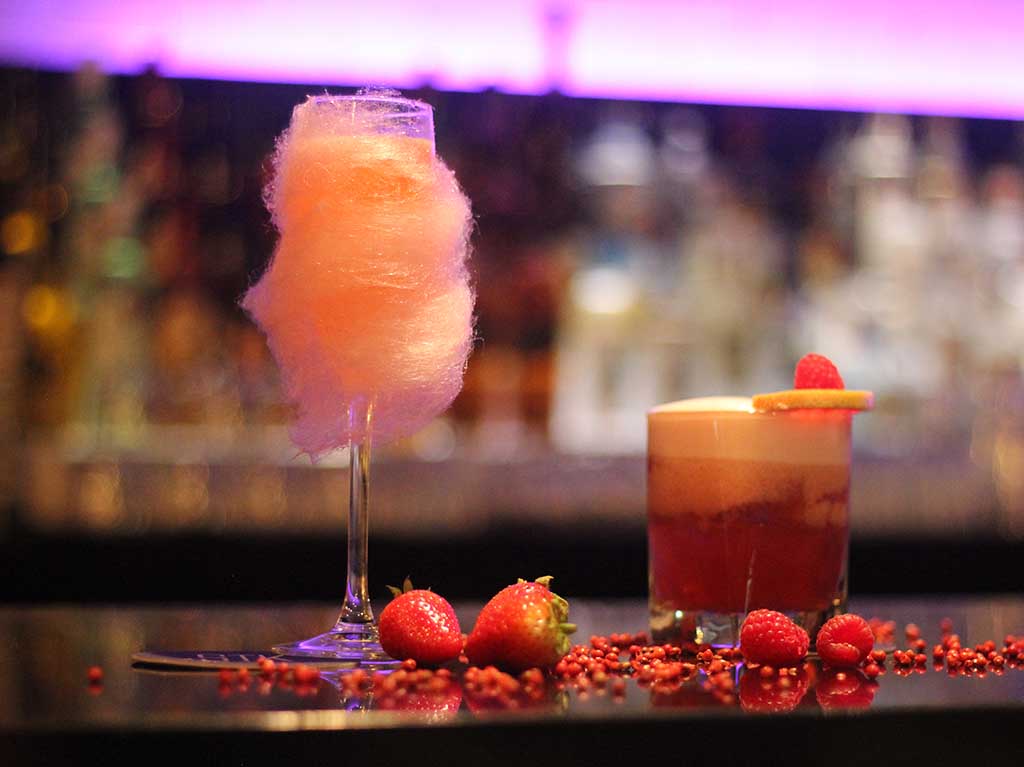 STK presenta un menú con cocteles y postres rosas