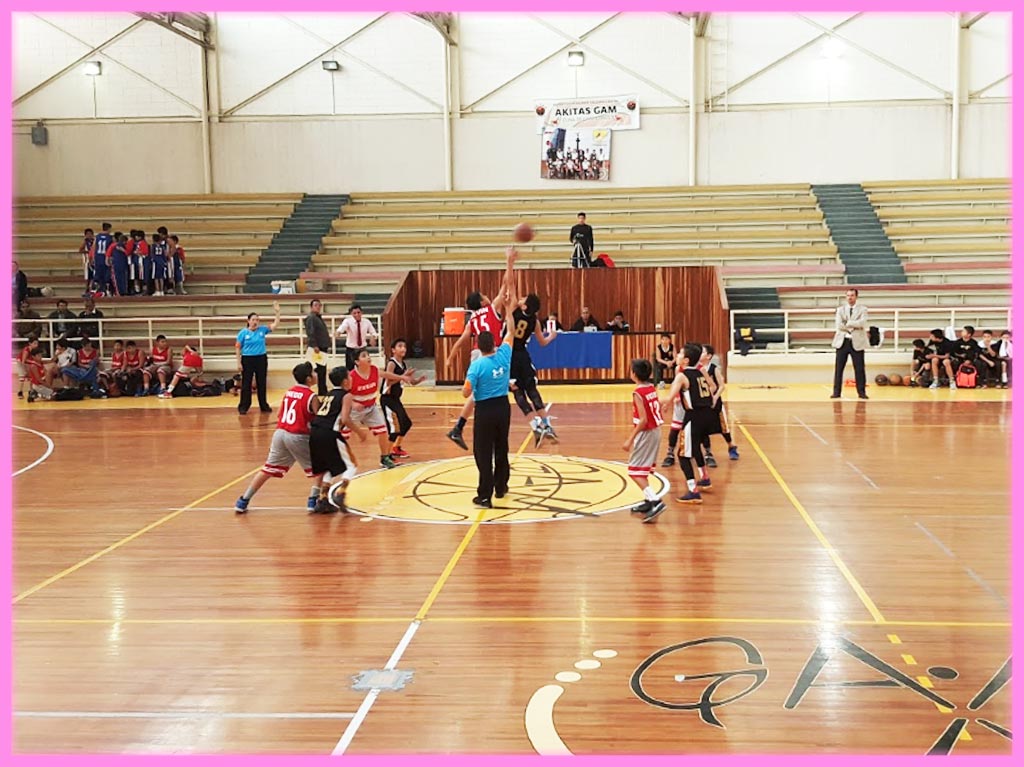 Juego de basket en el Deportivo Los Galeana