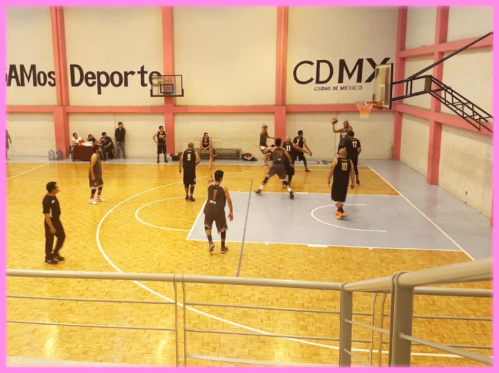 Juego de basket en el Deportivo Miguel Hidalgo