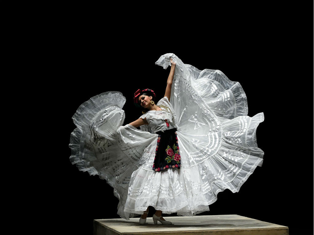Navidades en México bailarina con vestido