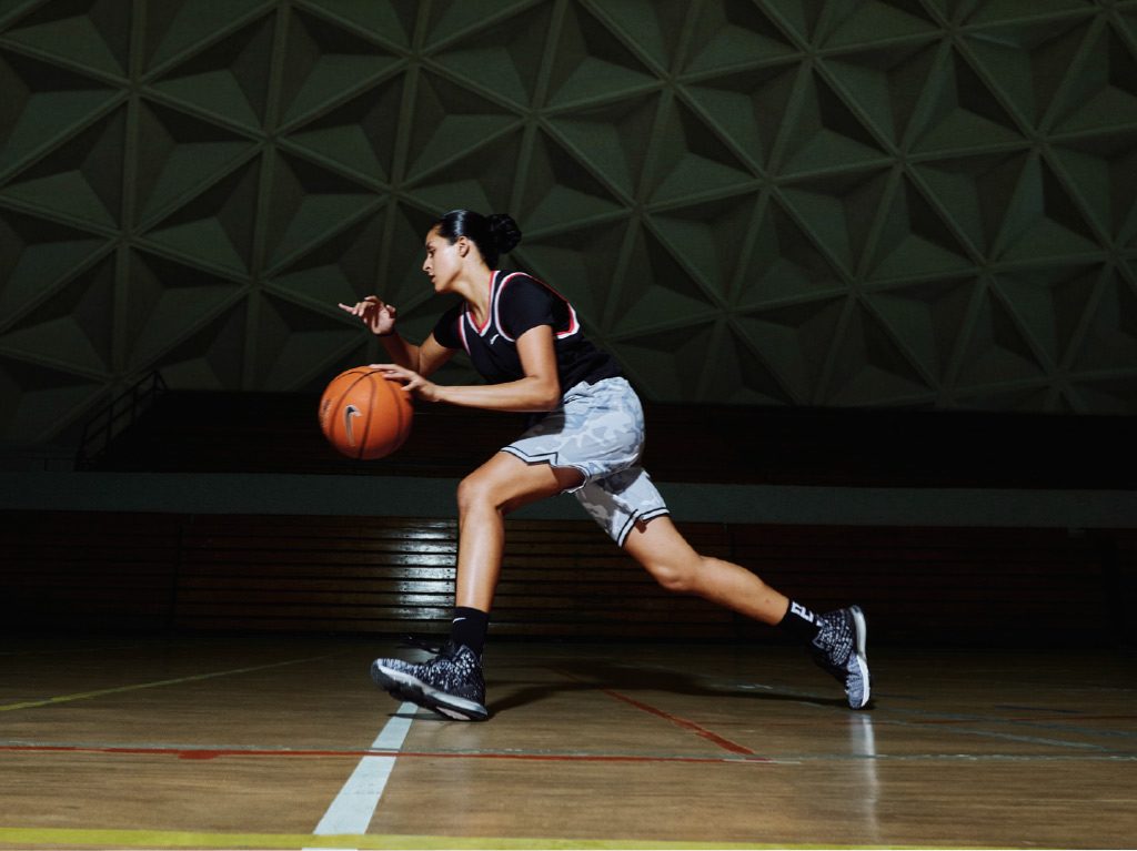 Mariana Valenzuela jugando basquetbol