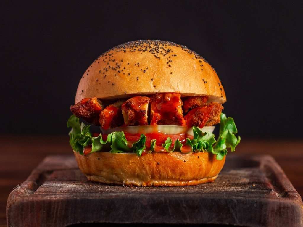 Conoce la nueva hamburguesa de pollo con salsa de alitas