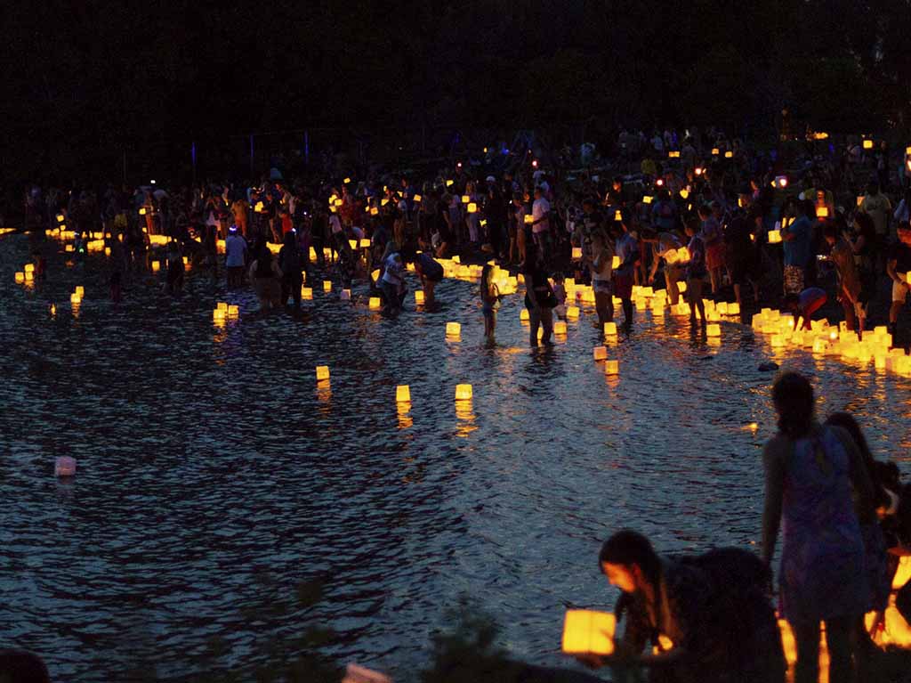 Noche de linternas flotantes en Water Lantern Festival CDMX