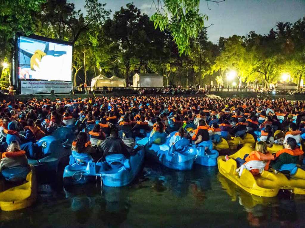 Cadena de favores en el Lanchacinema del Bosque de Chapultepec ¡gratis!