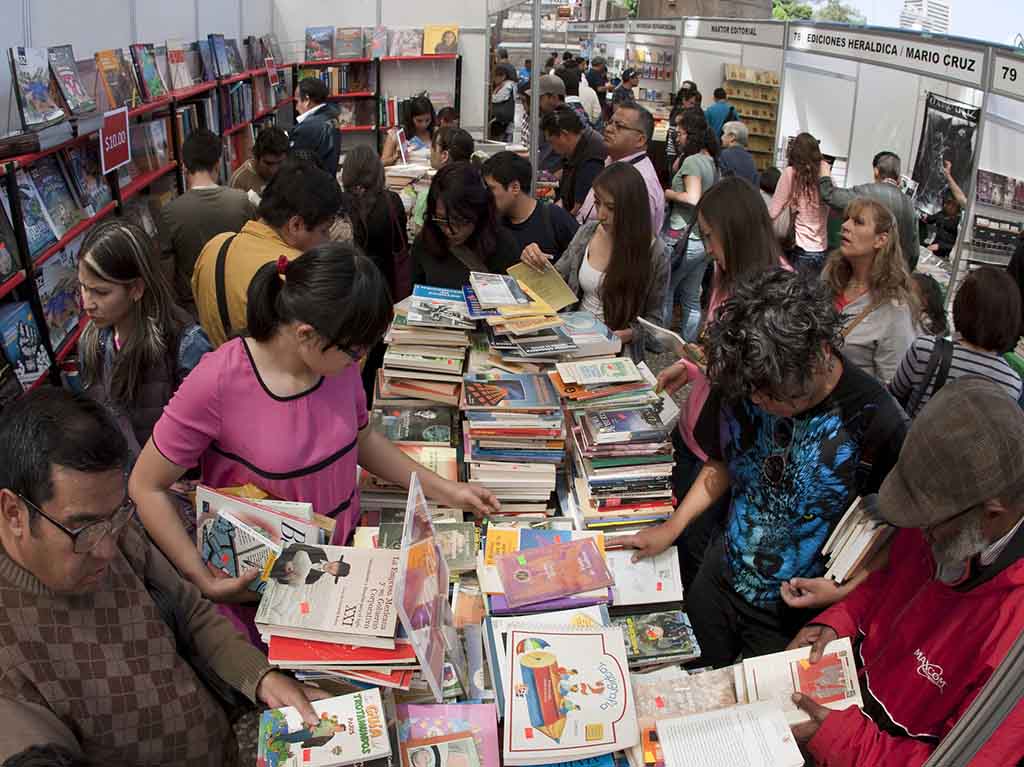 Tendido de Libros en Los Pinos: ¡Gran Remate del FCE!