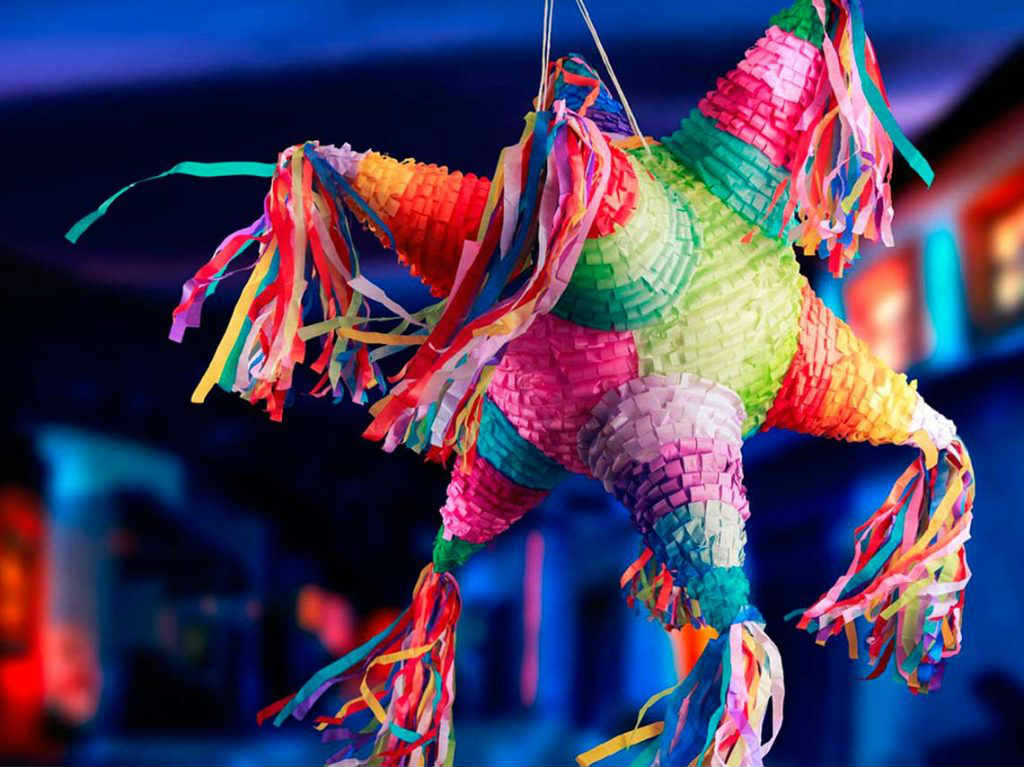Villas iluminadas en México piñatas