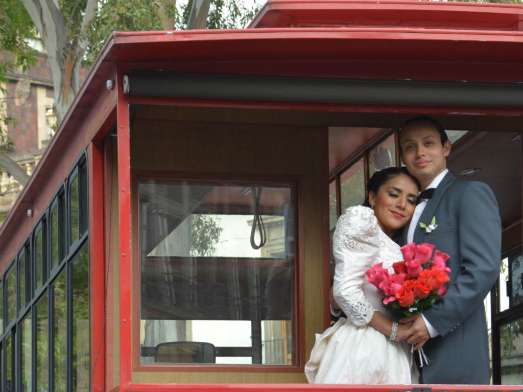 Cásate a bordo del tranvía pareja