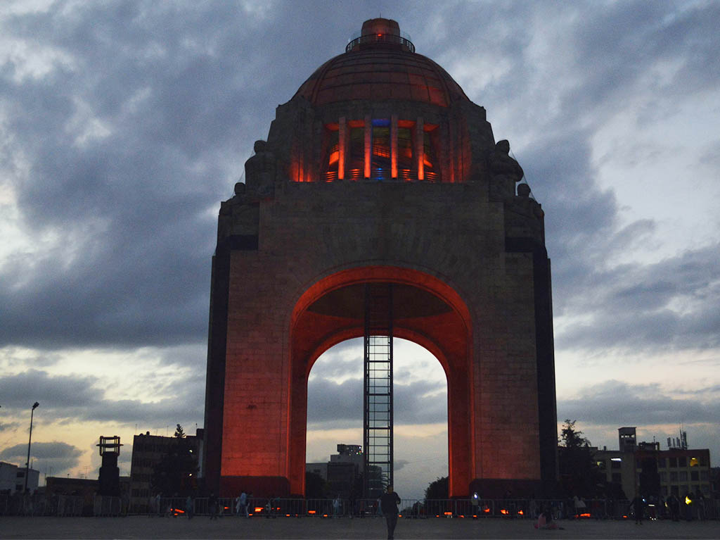 Cine gratis en el Monumentos a la Revolución