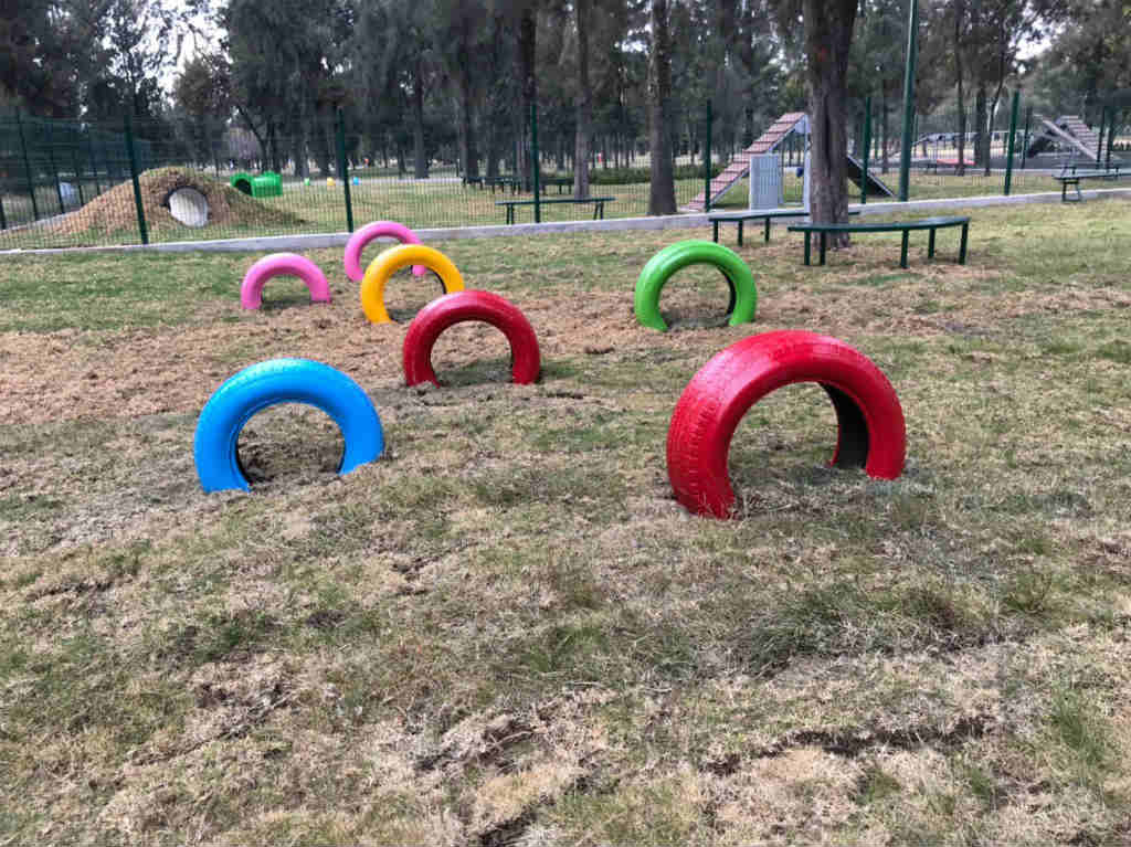 parque-para-perros-llantas-para-jugar