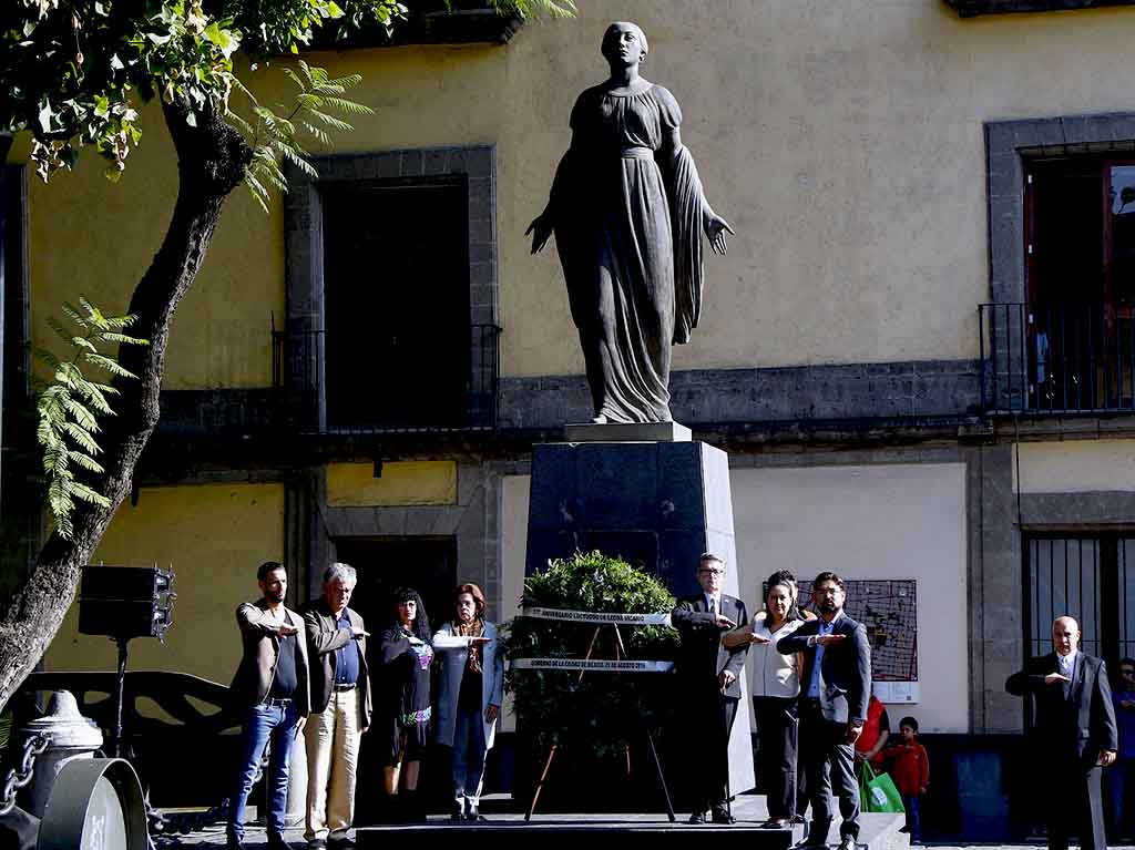 estatua en plaza leona vicario