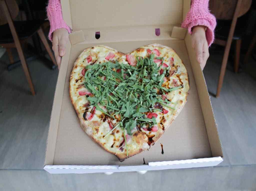 Festeja el Dia de San Valentin con pizzas de corazón y gin en Rut Marut