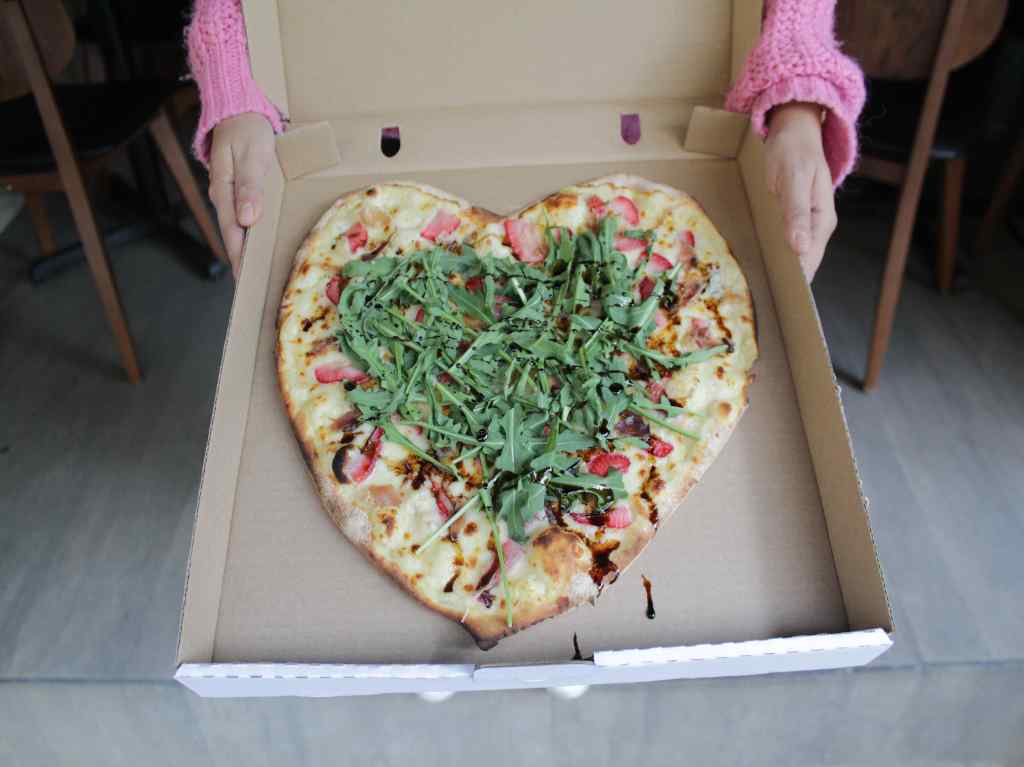 Festeja el Día de San Valentin con pizzas de corazón y gin en Rut Marut