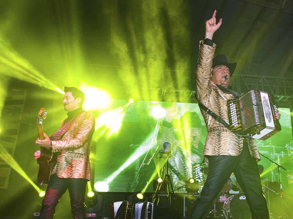 los tigres del norte en el Superbowl