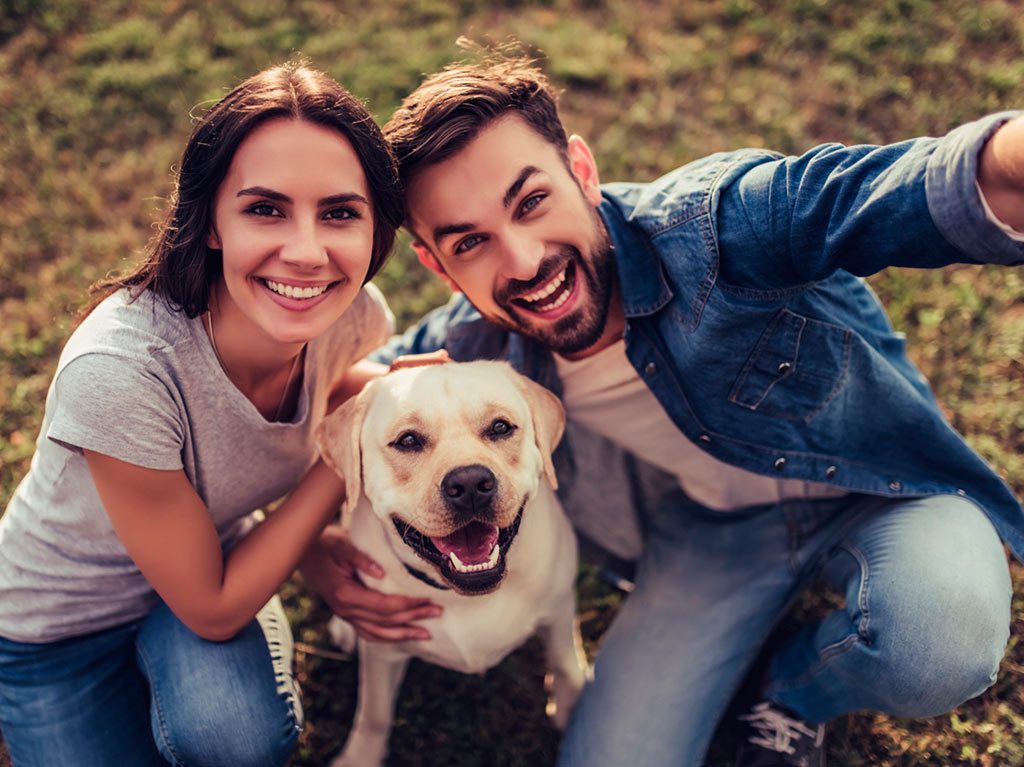 Pareja adoptando perrito en la Feria de la mascota Walmart