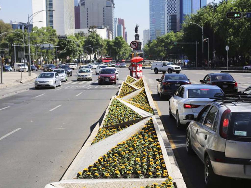 Girasoles en Reforma por expo de Van Gogh