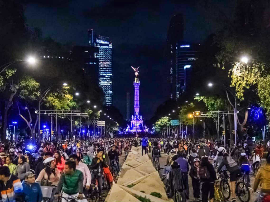 Paseo nocturno en pareja