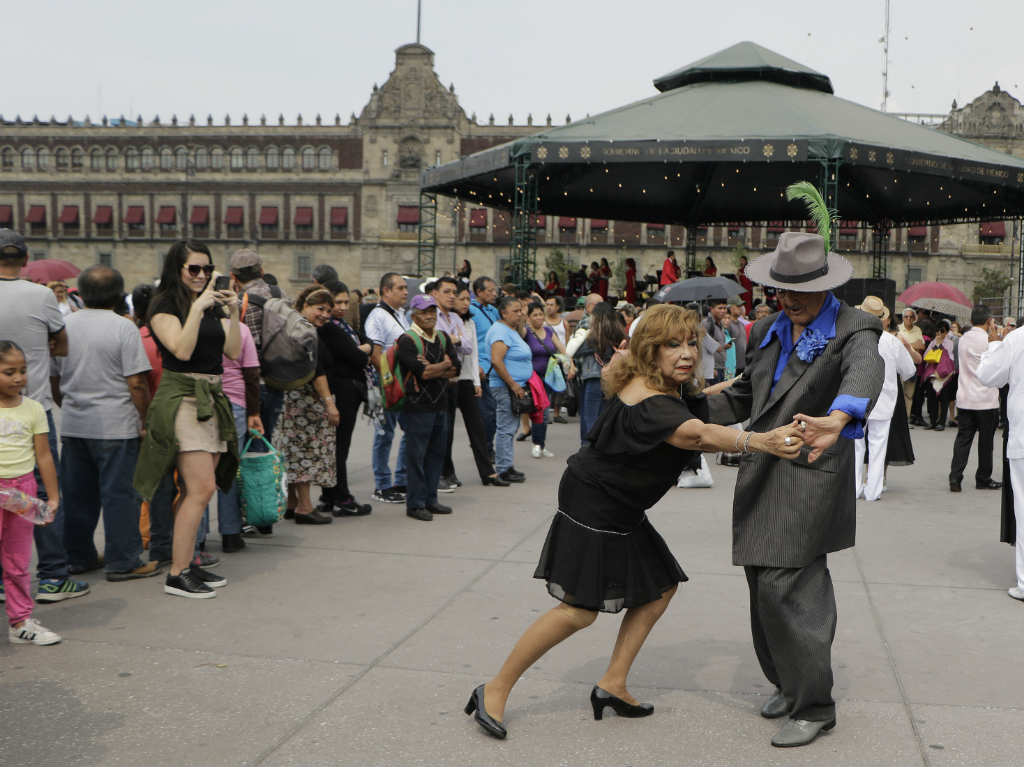 sábados de Danzón en el Zócalo pareja