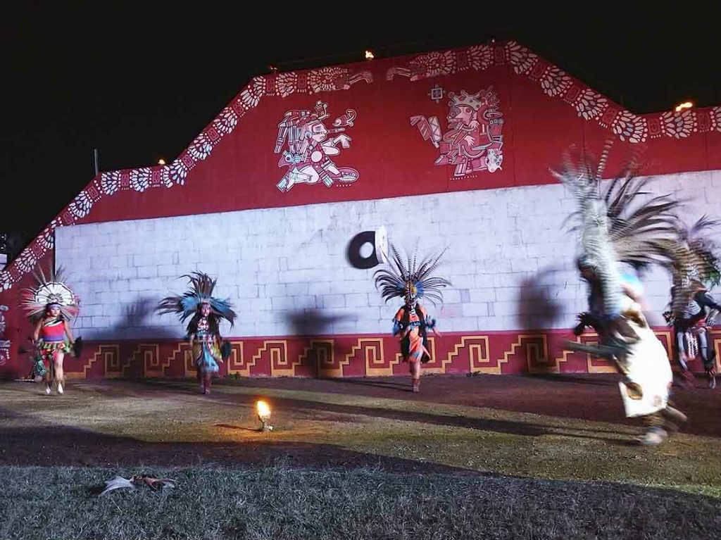 Tour nocturno por Teotihuacán danzas