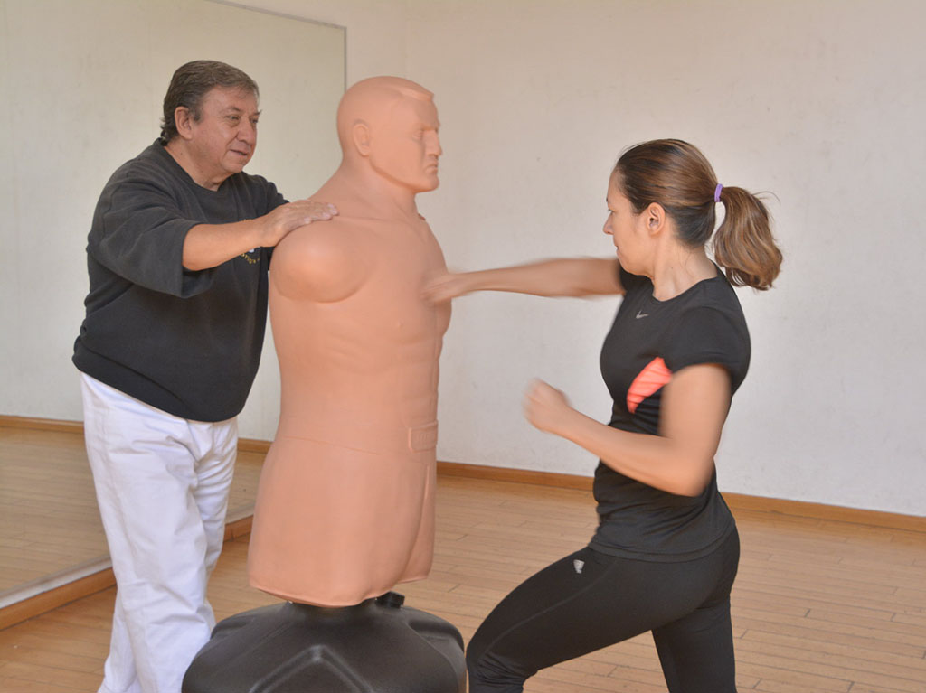 Entrenamiento de defensa personal para mujeres con instructor