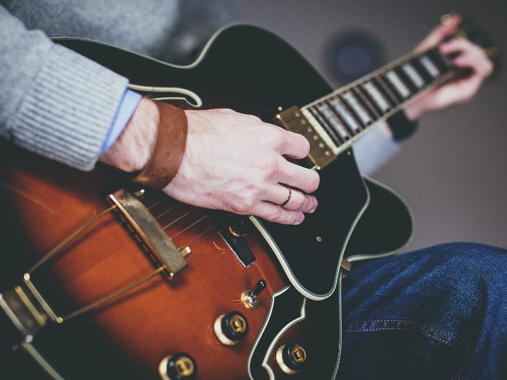 Fender ofrece 3 meses de clases de guitarra en línea gratis