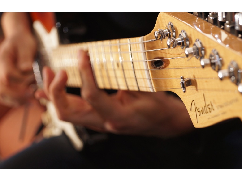 Fender ofrece tres meses de clases de guitarra, bajo y ukulele en línea gratis