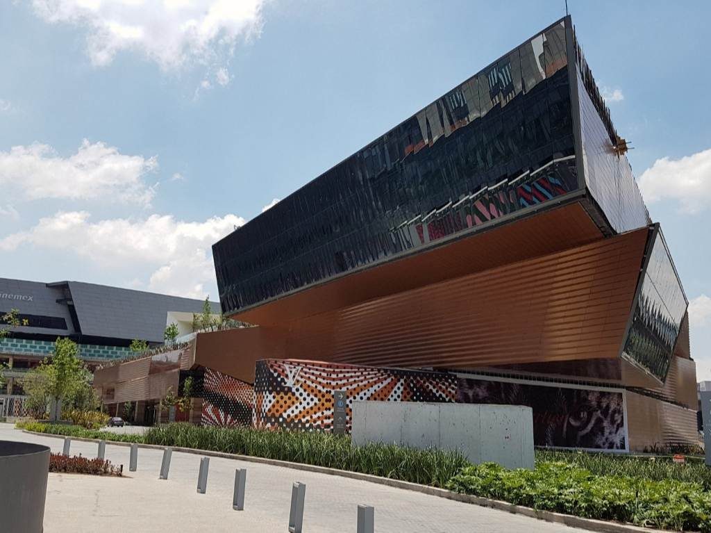 Ni plazas ni restaurantes cierran por Covid-19 plaza