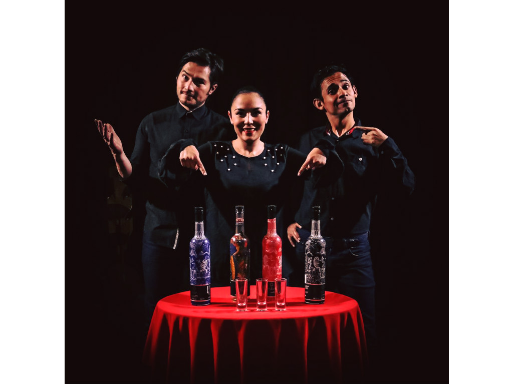 obra de teatro y cena cata de mezcal botellas