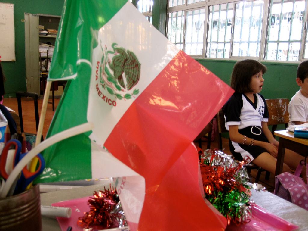 Se amplía suspesión de clases bandera