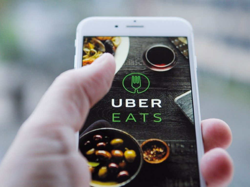 Ahora puedes pedir Uber Eats por teléfono e Instagram